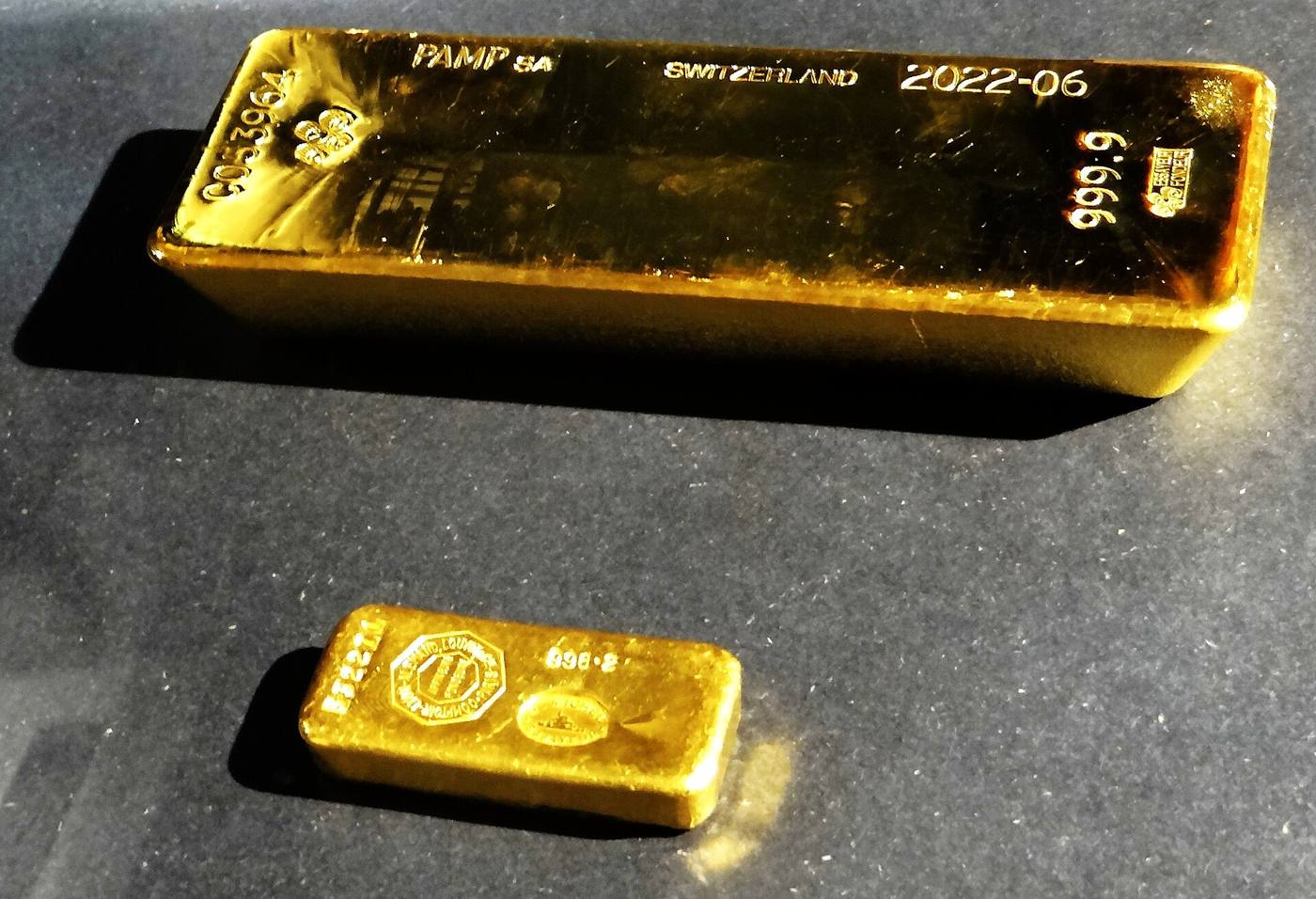 A gold ingot beside a smaller gold bar